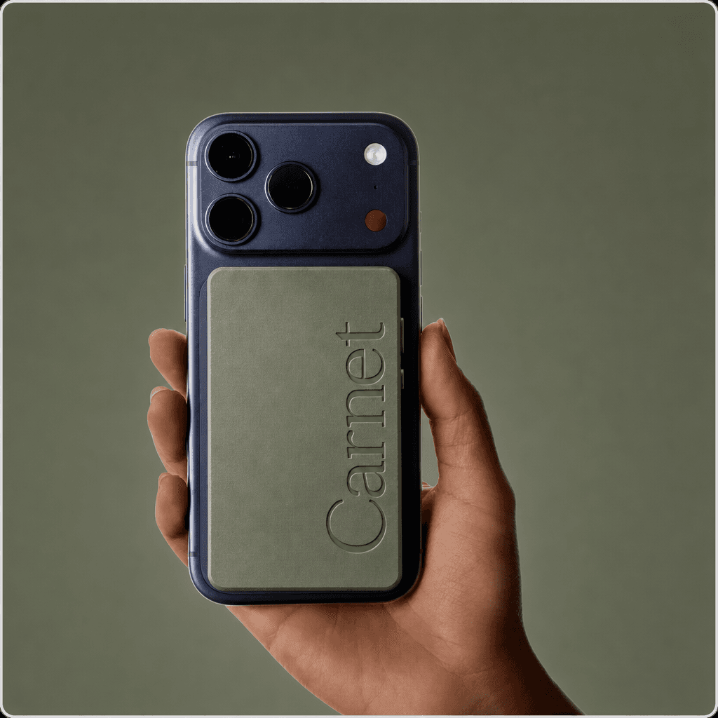 Carnet fixé au dos d’un téléphone, tenu à la main